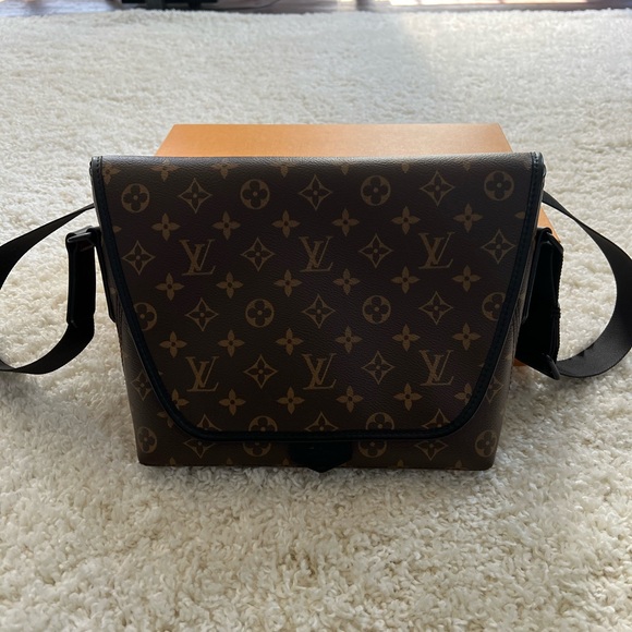 LV Messenger Bag. One minor scratch on button. Otherwise, perfect condition. - Picture 2 of 16